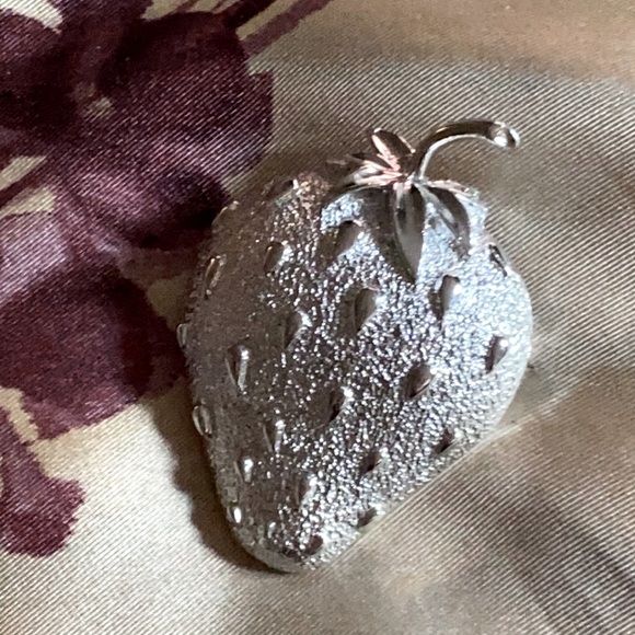 Sarah Coventry Jewelry - Sarah Coventry Strawberry Brooch, Vintage